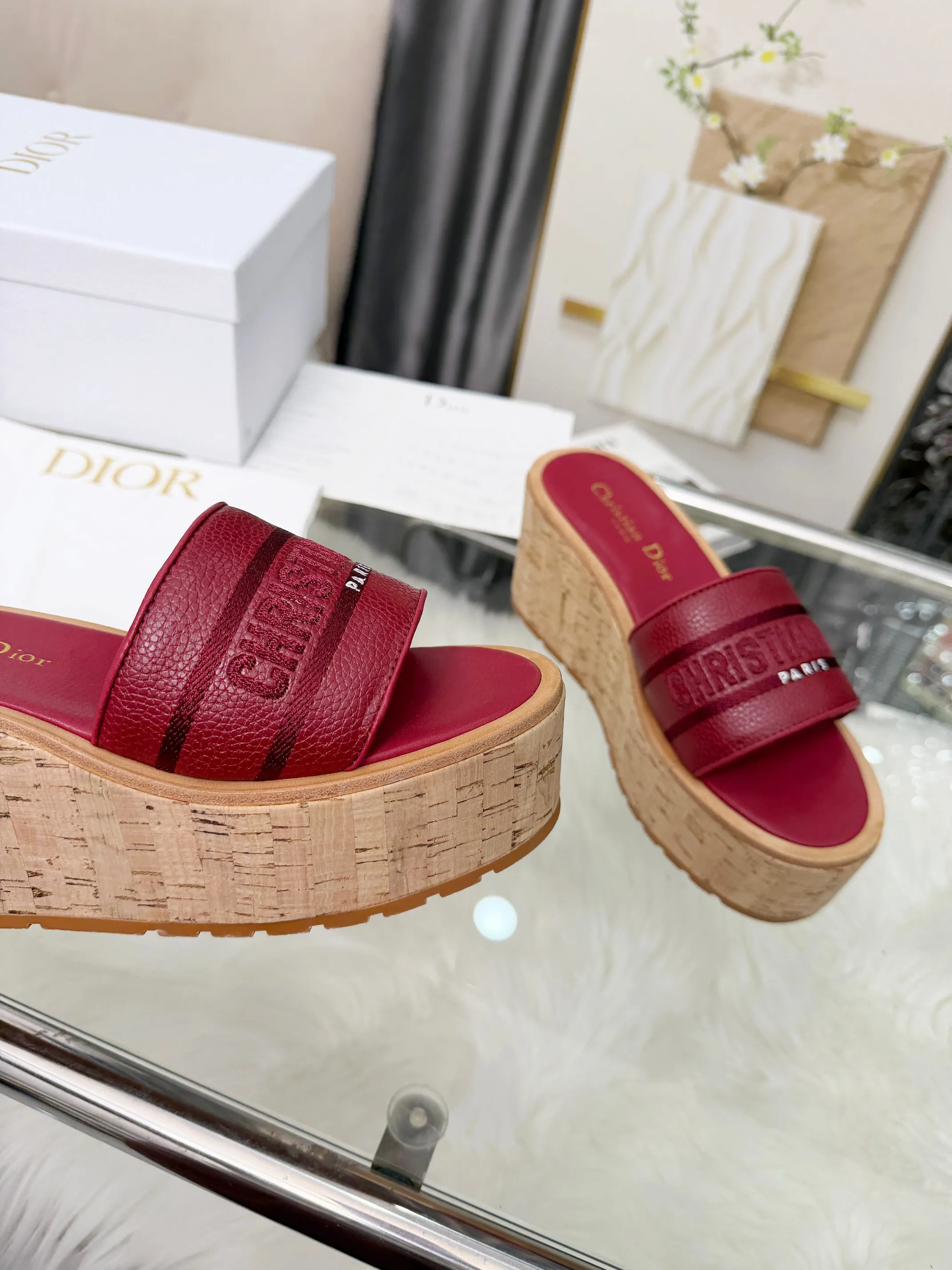 👟👟Ex-factory price 440👟👟 Dior Dior〰️Dway thick-soled wedge sandals✔️This thick-soled sandal is fashionable, casual and highly recognizable. The inspiration is cleverly combined by D's main designer into the perfect shoe shape. Paired with brand buckles, it is even more fashionable! Original version, perfect and exquisite workmanship!  Upper: pebbled leather + electric show code number; 35-39 (40-41 customized)